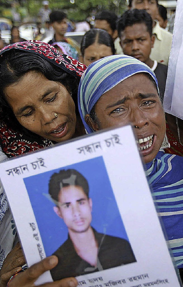 Angehrige der Opfer und Vermissten im Juli in Savar  | Foto: dpa