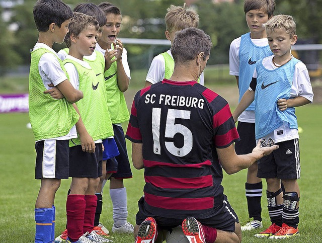 &#8222;Passt auf, so msst ihr spielen...knftige Nationalspieler im Gesprch.   | Foto: Daniel Fleig