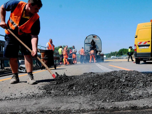 Die Hitze lsst Asphalt auf Autobahnen aufplatzen.  | Foto: dpa