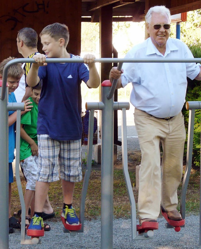 Fitnessspa fr Alt-Ortsvorsteher Wilhelm Schlager und die Jungen.   | Foto: reiner beschorner