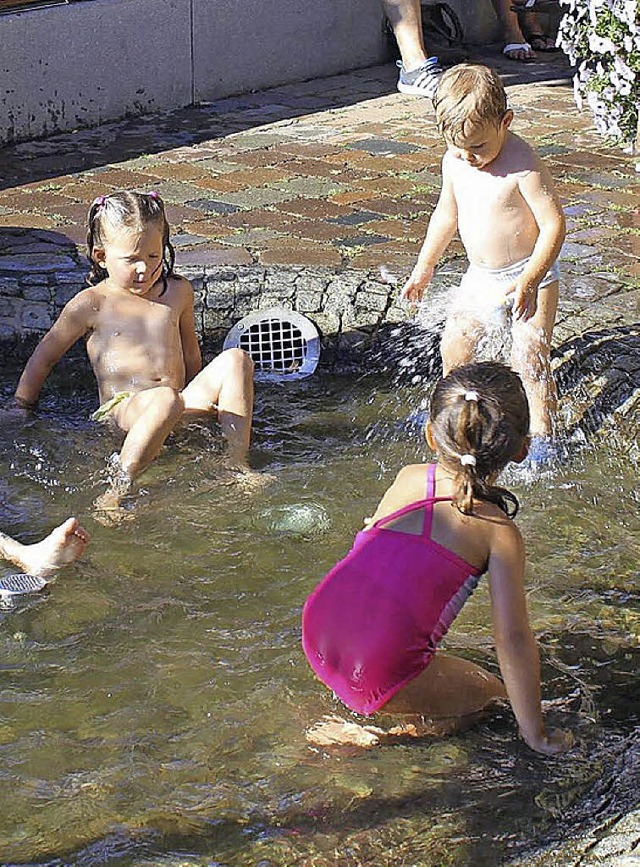 Die Kinder nutzten das Wasserspiel vor der Tourist-Info in Rust als Schwimmbad.   | Foto: A. Mutz