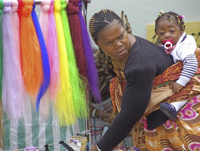 Zpfchen-Flechterin auf dem afrikanischen Basar.  | Foto: Walser