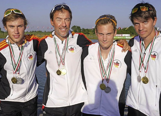 Mit Medaillen aus Ungarn heimgekehrt (... Rippolingen  zeigen  ihre WM-Mnzen.   | Foto: hochrhein-paddler