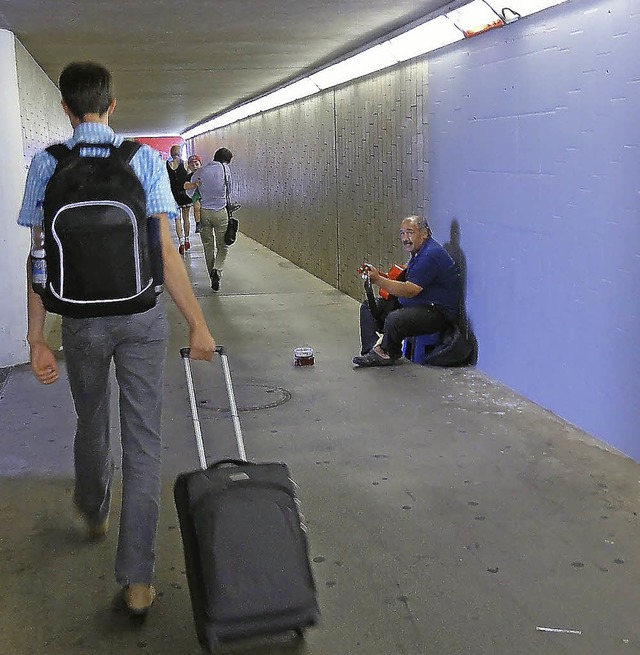 Graffiti-berstreichung: Die Bahnhof-U...st noch an den Oberlichtern zu sehen.   | Foto: Esther Krais-Gutmann