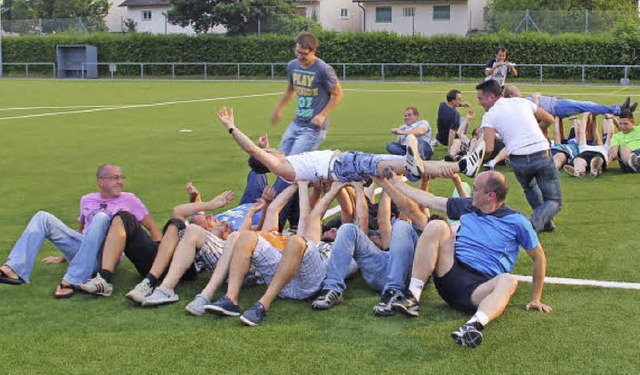 Die Mannschaft trgt einen Spieler wie...eim nahmen an einer Fortbildung teil.   | Foto: Monika Weber