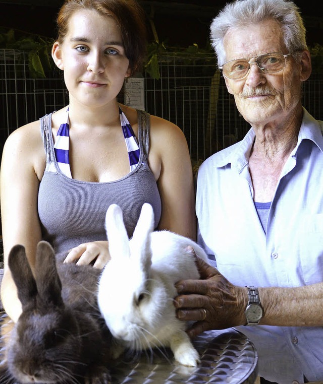 Jungzchterin Franziska Jckh mit ihre... Fritz Kahnau mit einem Weien Wiener   | Foto: Georg Diehl