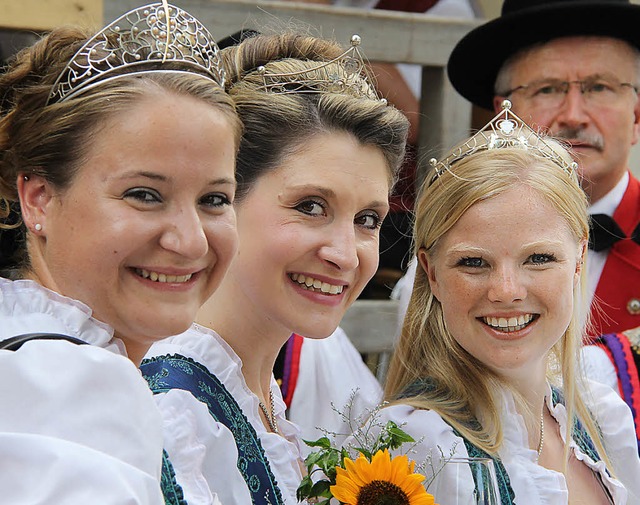 Die Weinhoheiten: Aurelia Warther mit ...se Wolf und Vanessa Wolff (von links).  | Foto: Alexander Huber