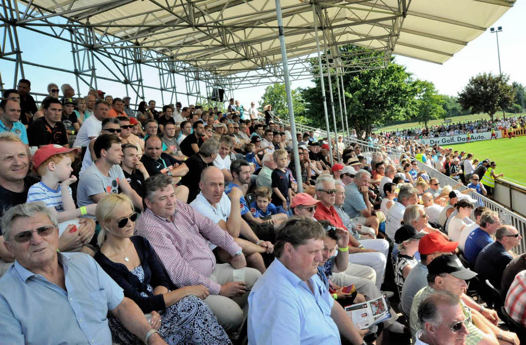 Konzentriert beobachteten die Fans von der Tribüne das Spielgeschehen auf dem Rasen des Kaiserstuhlstadions. Konzentriert beobachteten die Fans von der Tribüne das Spielgeschehen auf dem Rasen des Kaiserstuhlstadions.