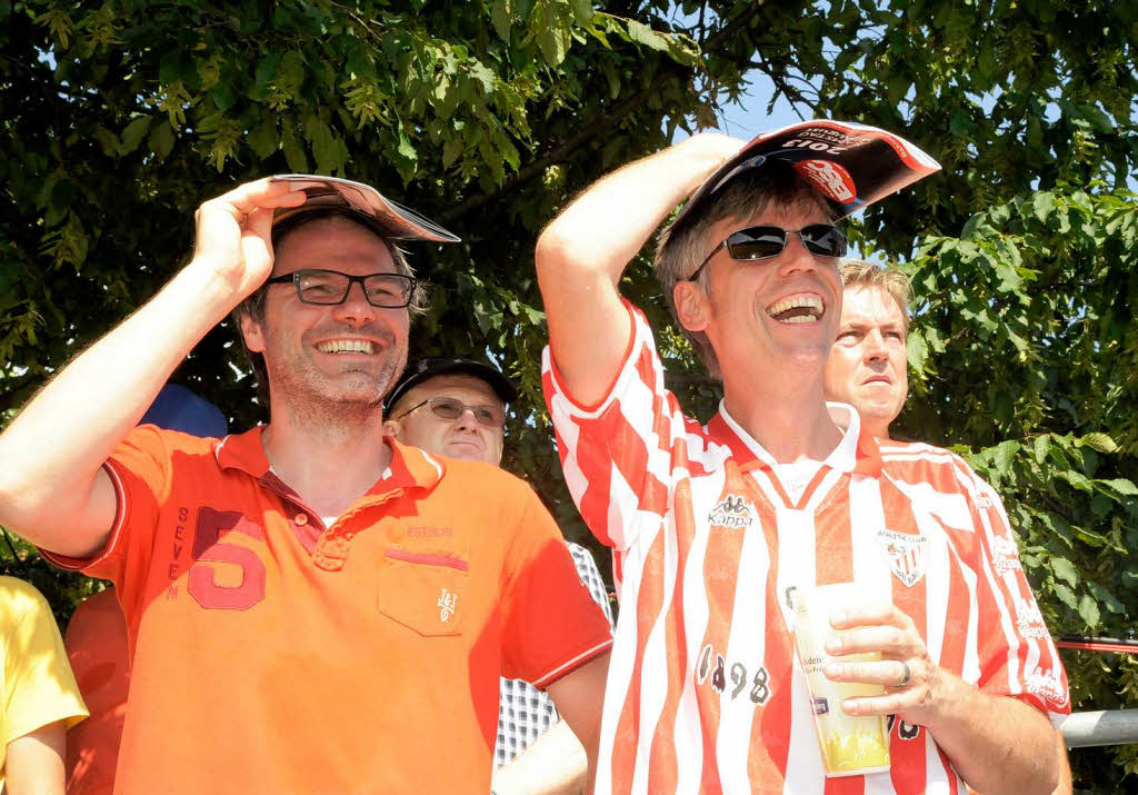 Sichtlich Freude hatten die Fans am Spiel, bei dem auch das Stadionheft Schatten spendete. Sichtlich Freude hatten die Fans am Spiel, bei dem auch das Stadionheft Schatten spendete.