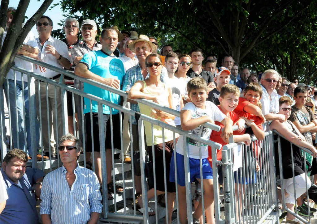 Konzentriert beobachteten die Fans von der Tribüne das Spielgeschehen auf dem Rasen des Kaiserstuhlstadions. Konzentriert beobachteten die Fans von der Tribüne das Spielgeschehen auf dem Rasen des Kaiserstuhlstadions.