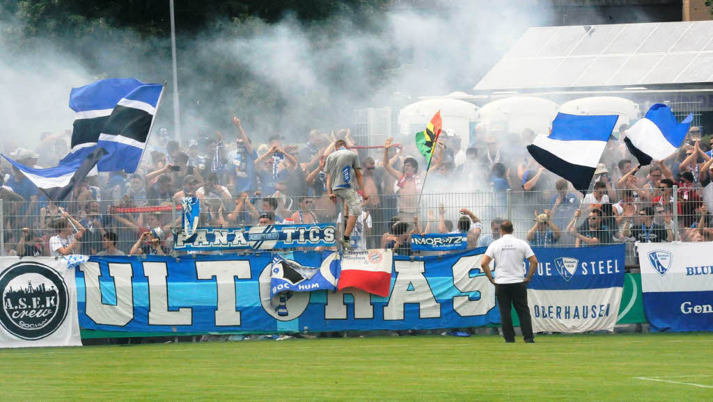Leicht benebelt waren ein paar Gästefans, die damit auch ihren mitgereisten VfL-Anhängern die Sicht nahmen. Leicht benebelt waren ein paar Gästefans, die damit auch ihren mitgereisten VfL-Anhängern die Sicht nahmen.