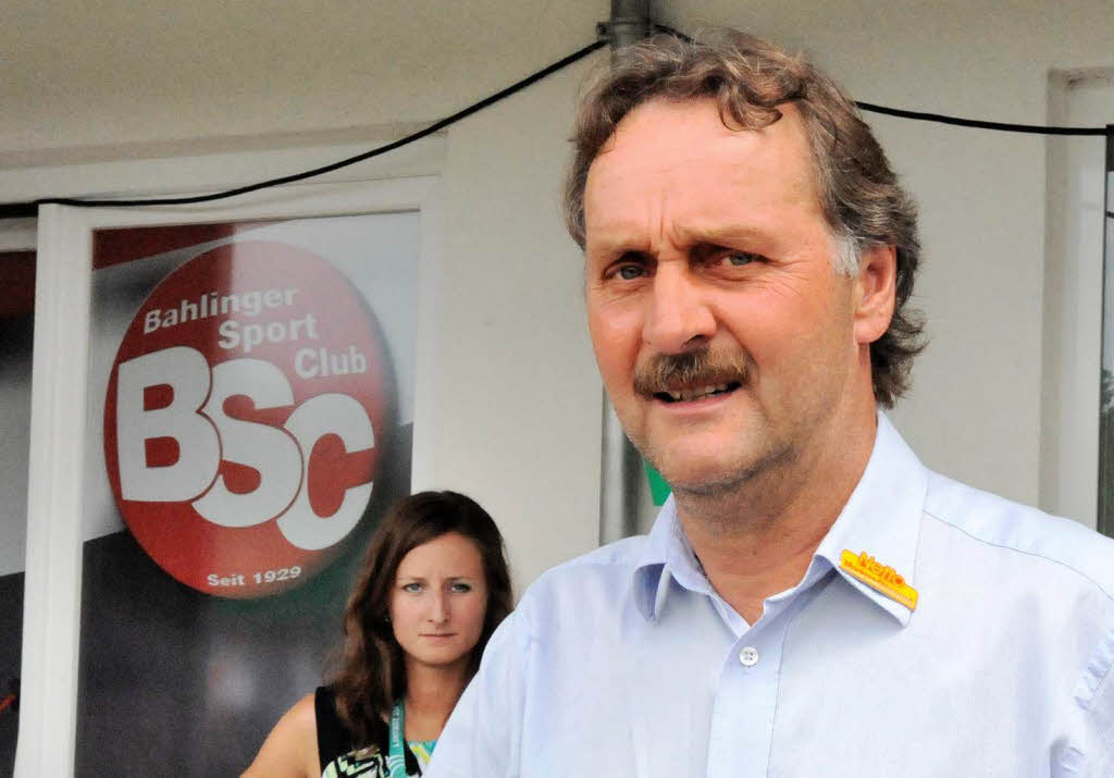 Was kommt da auf mich zu? VfL-Trainer Peter Neururer beim Betreten des Kaiserstuhlstadions. Was kommt da auf mich zu? VfL-Trainer Peter Neururer beim Betreten des Kaiserstuhlstadions.