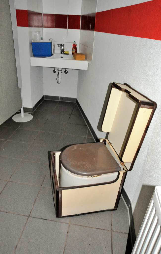 Spartanisch wirkte die Toilette für die Doping-Probe, die im Massageraum eingerichtet wurde. Spartanisch wirkte die Toilette für die Doping-Probe, die im Massageraum eingerichtet wurde.