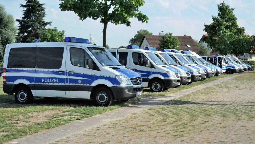 Schon am Fahrzeugpark war die Polizeipräsenz rund ums Kaiserstuhlstadion deutlich erkennbar. Schon am Fahrzeugpark war die Polizeipräsenz rund ums Kaiserstuhlstadion deutlich erkennbar.