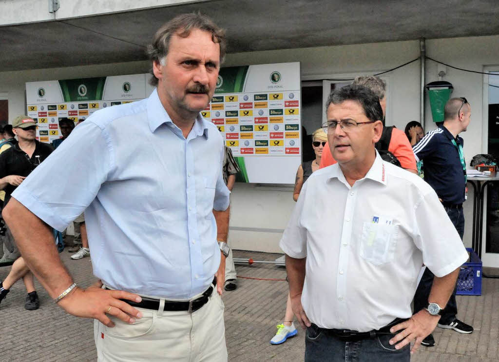 VfL Bochum-Trainer Peter Neururer und der BSC-Vorsitzende Dieter Bühler im Gespräch. VfL Bochum-Trainer Peter Neururer und der BSC-Vorsitzende Dieter Bühler im Gespräch.