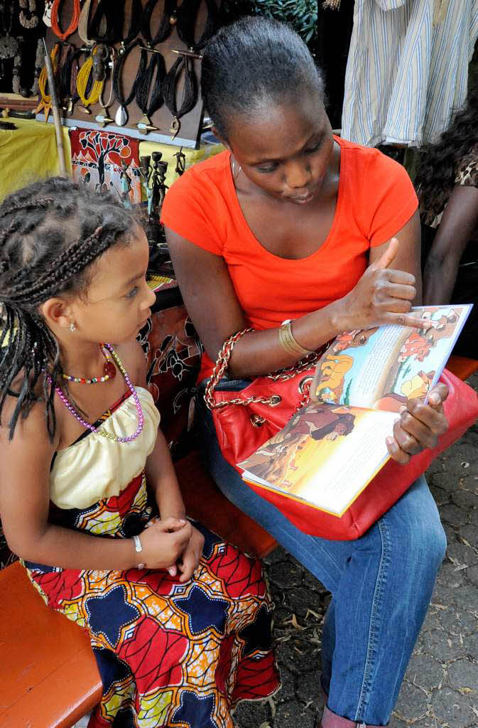 Zeit fr Muse - Fatou erzhlt der 4-jhrigen Awa die Geschichte vom „Knig der Lwen“