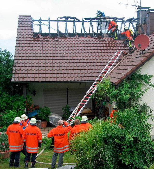 Obwohl die Feuerwehr nach dem Blitzein...achstuhl des Hauses nicht mehr retten.  | Foto: Jutta Schtz