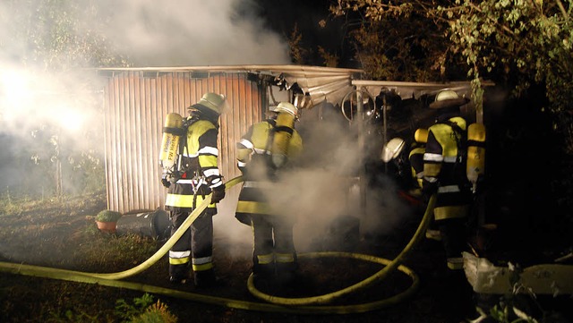 Eine brennende Gartenhtte (Foto) sowi...cht zum Sonntag mehrstndige Einstze.  | Foto: Feuerwehr Herbolzheim