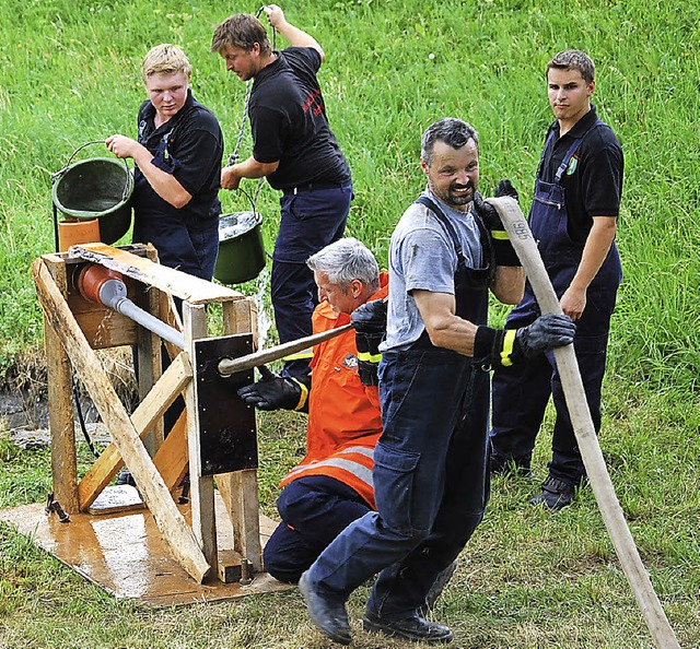 Gar nicht so einfach zu lsen waren di...wihler indessen  mittels XXL-Reifen.   | Foto: Alfred Lins