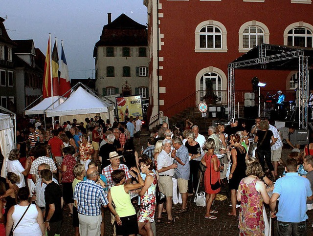 Dreh- und Angelpunkt der Weinparty ist...latz mit Livebhne und Probierzelten.   | Foto: Adrian Hofmann