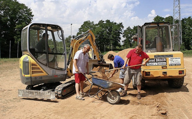 Voll im Einsatz zwischen Bagger und Sc...er Ame und Vorsitzender Dennis Braun.   | Foto: Cremer