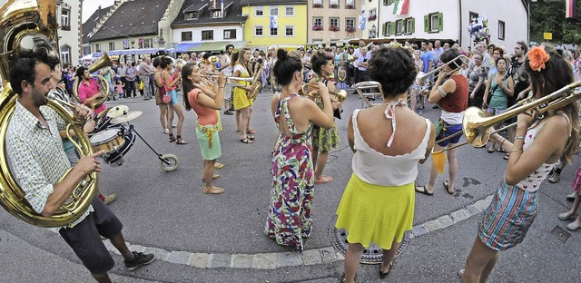 Die schrge Musik der &#8222;Les Meteo...linger Rathaus (links) wie magisch an.  | Foto: Dietmar Noeske