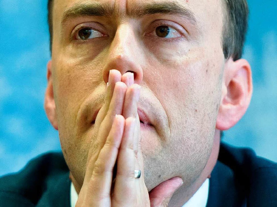 Finanzminister Nils Schmid geht bei de...n auf Distanz zum Ministerprsidenten.  | Foto: DPA