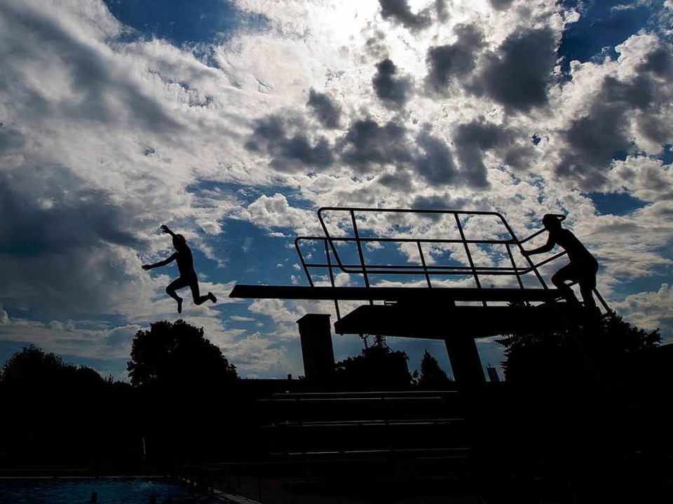 Verbotenes Sommervergngen: Asylbewerb...fen in Bremgarten nicht in Schwimmbad.  | Foto: dpa