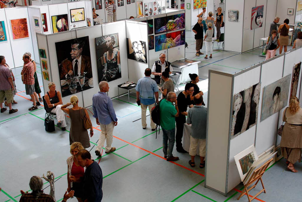 Die unterschiedlichsten Stile zeitgenössischer Malerei, Skulptur und Fotografie gab es in der Stadthalle Endingen zu sehen. Die unterschiedlichsten Stile zeitgenössischer Malerei, Skulptur und Fotografie gab es in der Stadthalle Endingen zu sehen.