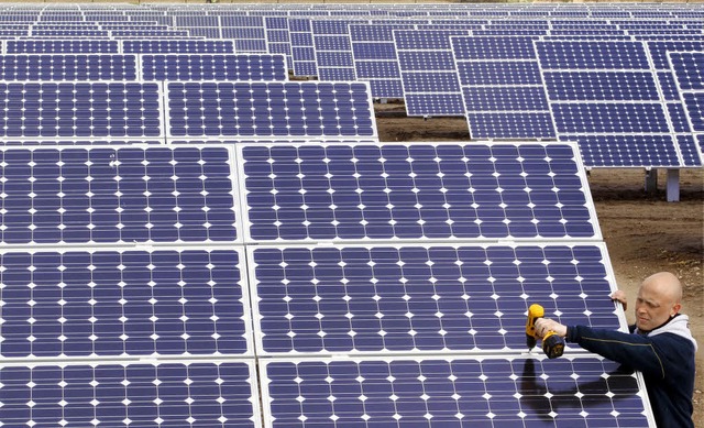 Mit ihren Photovoltaikanlagen kann die...nossenschaft 135 Haushalte versorgen.   | Foto: dpa