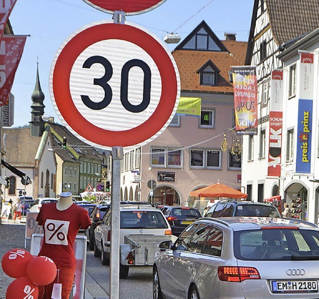 In der Lange Strae in Waldkirch  ist ... die zulssige Hchstgeschwindigkeit.   | Foto: Lena Trogus