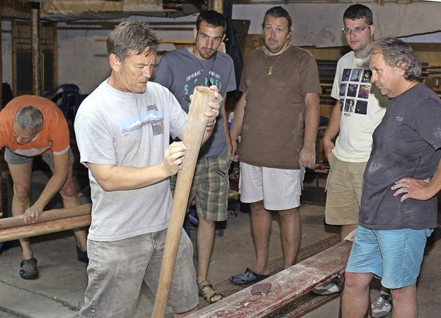Erst die Arbeit, dann das Vergngen: T...en-Wochenende bauen ein Didgeridoo.     | Foto: Gert Brichta
