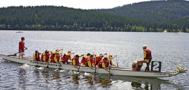 Mit  starken  Paddelschlgen auf den v.... Das Schmidts-Markt Team Schluchsee.   | Foto: Hans-Jochen Kpper