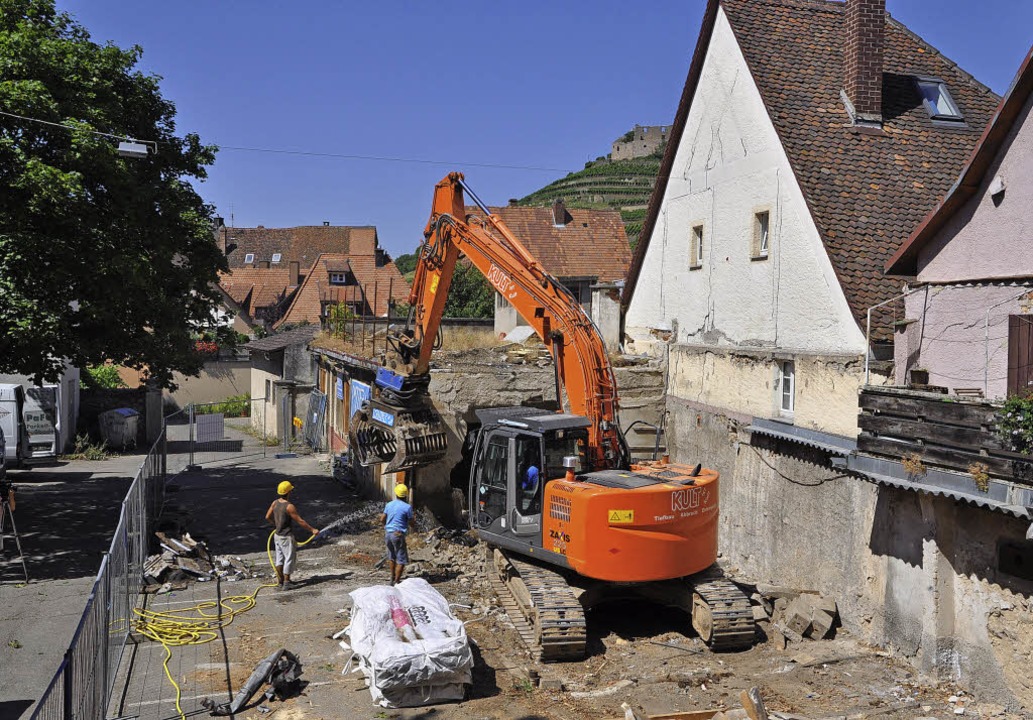 Das alte Wäschereigebäude in Staufen wurde gestern abgerissen.   | Foto: Rainer Ruther