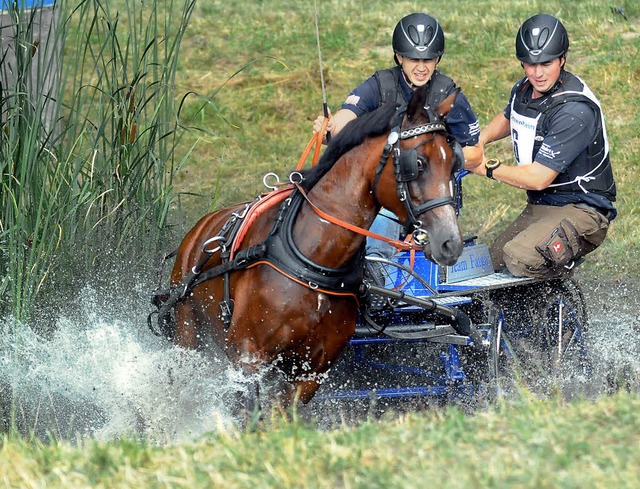 Fabian Gnshirt in einem Wasserhindernis.   | Foto: Wolfgang Knstle