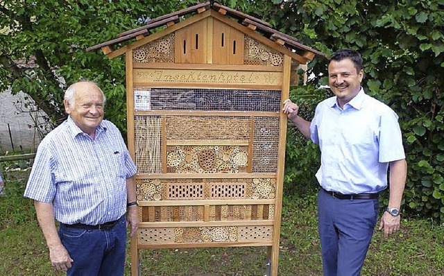 Stolz auf das   neue Murger Insektenho...ks) und Brgermeister Adrian Schmidle   | Foto: Gemeindeverwaltung Murg