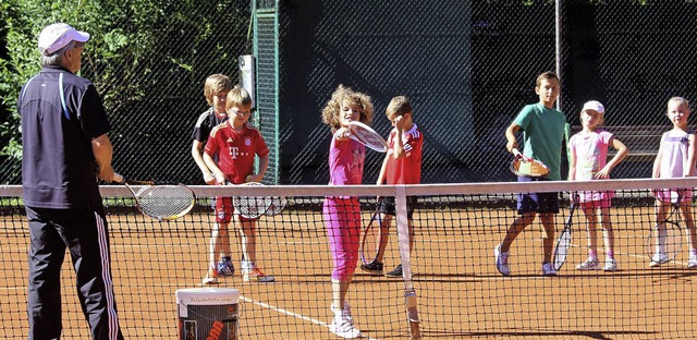 Kurt Meier vom Tennis-Club Hasel weckt...ogramm das Interesse am Tennisspielen.  | Foto: Heiner Fabry