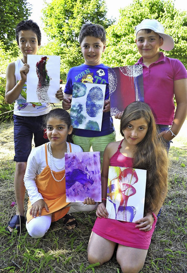 Bunte Kunstwerke: Nima (10), Habib (10...ach rechts unten) zeigen ihre Bilder.   | Foto: Thomas kunz
