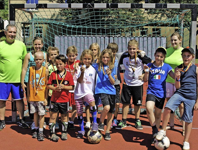 Beim Fuballplausch mit dem Jugendrefe...wner) bekam jedes Kind eine Medaille.   | Foto: Albert Greiner