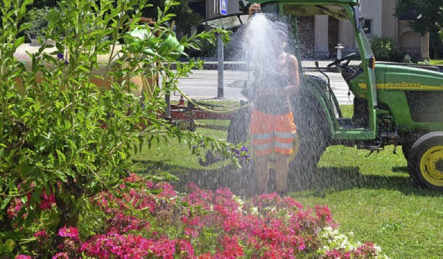 Die Blumenbeete gegenber der katholischen Kirche bekommen regelmig Wasser   | Foto: Martina Proprenter