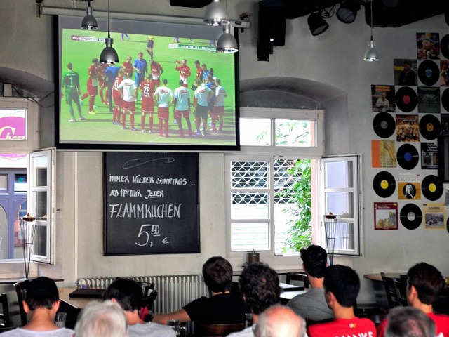 Sportclub gucken &#8211; wie hier am S...  Mehlwaage zu sehen) teuer zu stehen.  | Foto: Thomas Kunz