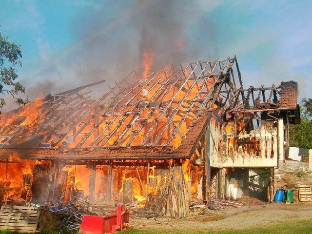 Das Haus geht in Flammen auf.  | Foto: Wilfried Dieckmann