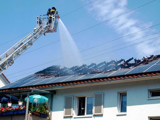 Dachstuhlbrand in Lrrach-Brombach: Die Lscharbeiten sind noch im Gang.   | Foto: Paul Schleer