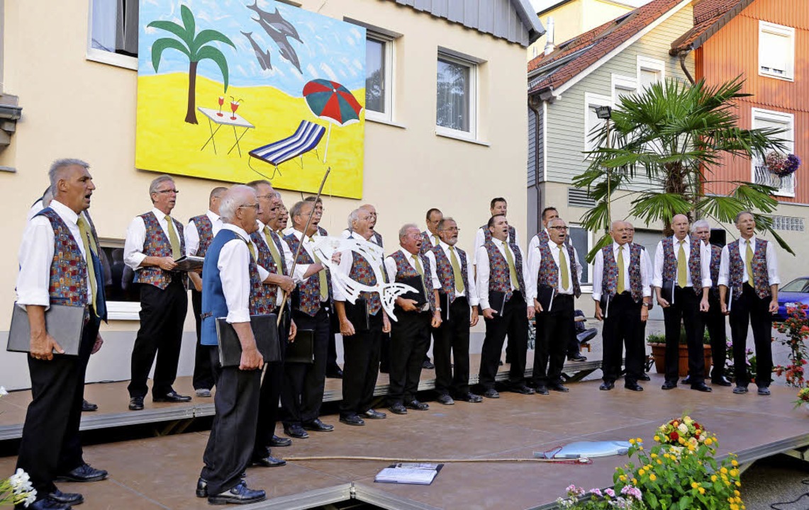Chorkonzert unter Palmen: Die Sänger d...0; Kiechlinsbergen bei ihrem Auftritt.  | Foto: Roland Vitt