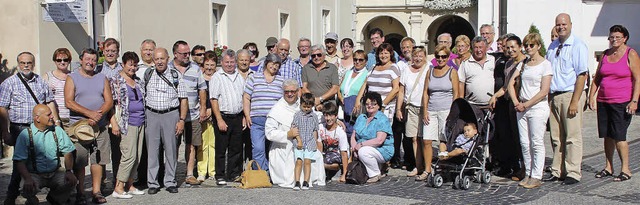 Die Rheinhausener Reisegruppe im Hof des Klosters Tschenstochau.  | Foto: Privat