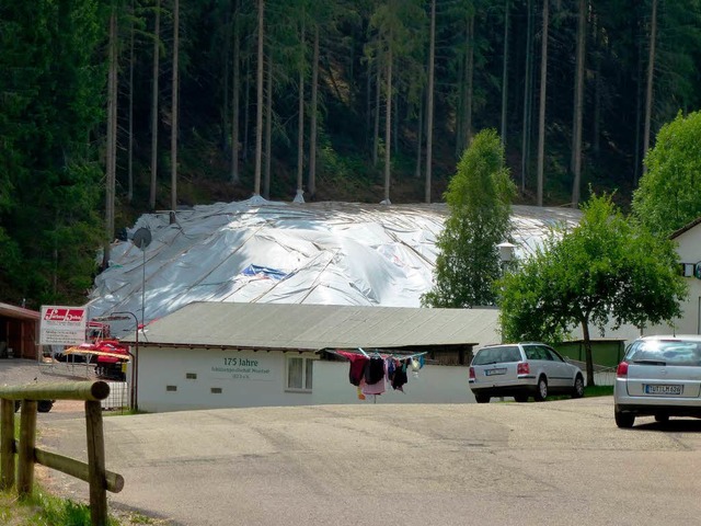 Der 10000 Kubikmeter groe Neustdter ... Spaziergngern im Skistadion zeigt.    | Foto: Peter Stellmach