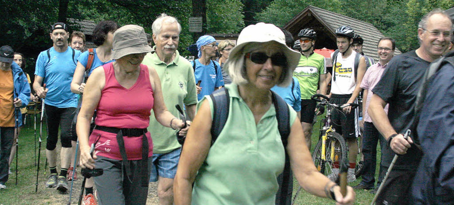Walker und Biker machen sich auf den Weg rund um den Tretenhof.   | Foto: Heidi Fössel