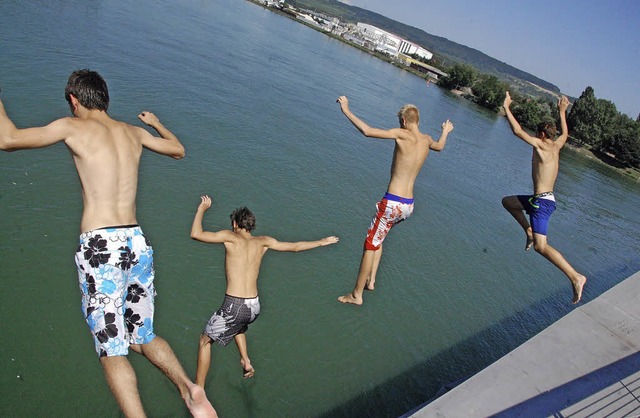 Es muss nicht immer Freibad sein: Vier...on der Dreilnderbrcke in den Rhein.   | Foto: Lauber
