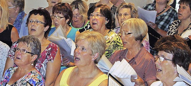Sngerinnen des Kirchenchors beim Patrozinium   | Foto: Adelbert Mutz