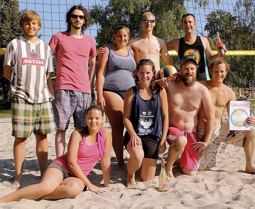 Die Finalisten beim Beachvolleyballcup... und  Gabriel Schwab (vordere Reihe).   | Foto: Adrian Hofmann